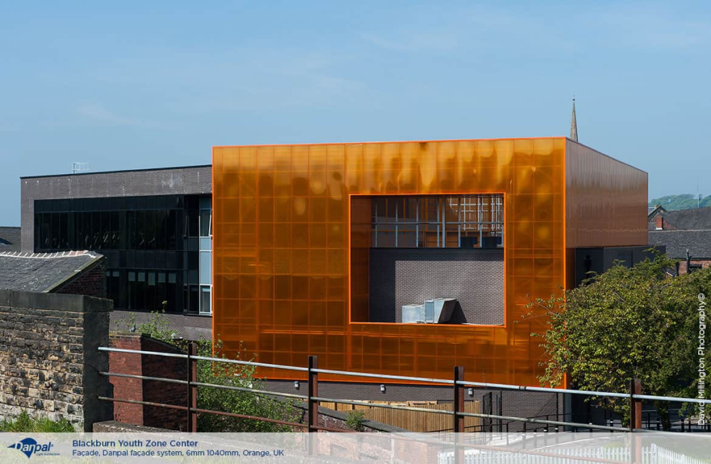 Üregkamrás polikarbonát panelrendszer épülethomlokzatokhoz