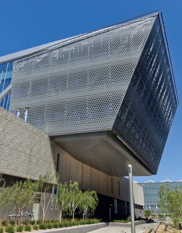 Egyedi homlokzatok perforált lemezekkel