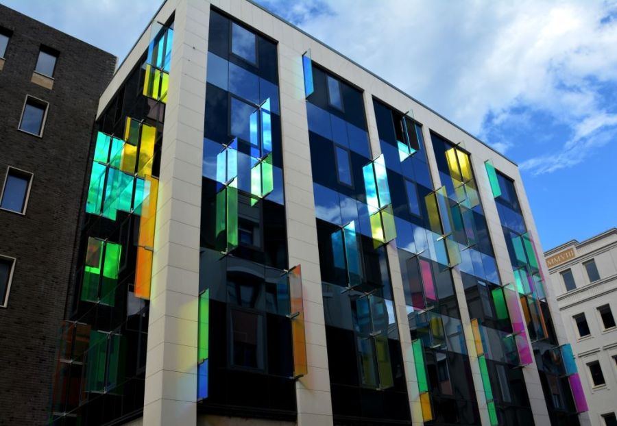 Ûrtechnológiával készült színes üveghomlokzat