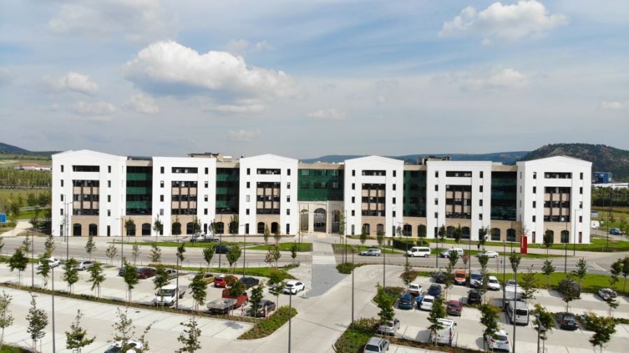 Ûrtechnológiával készült színes üveghomlokzat