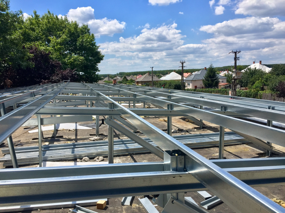 Swedsteel tetővel óvják az óvodát Mándokon