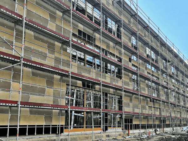 Rendhagyó homlokzatszigeteléssel készült egy iskola Fehérgyarmaton