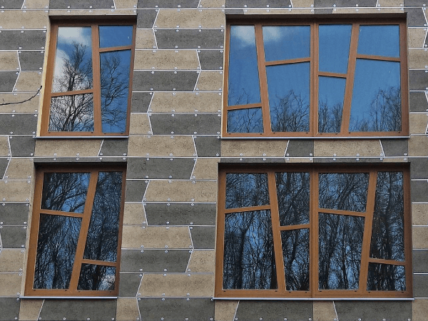 Rendhagyó homlokzatszigeteléssel készült egy iskola Fehérgyarmaton