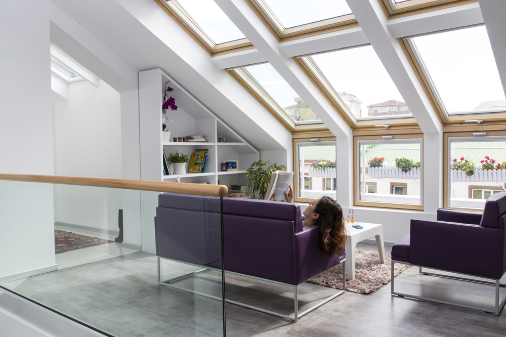 Ahol a dizájn és a bevilágítástervezés találkozik: VELUX térdfalablakok a tetőtérben