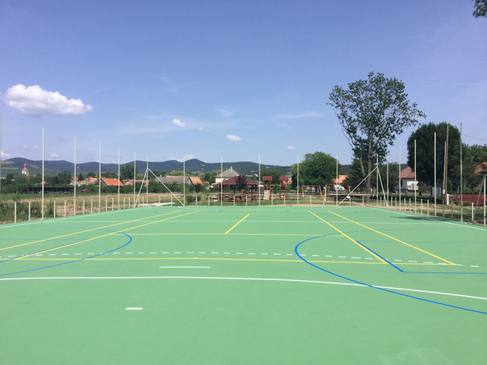 Közösségi terek és profi sportpályák bevonata