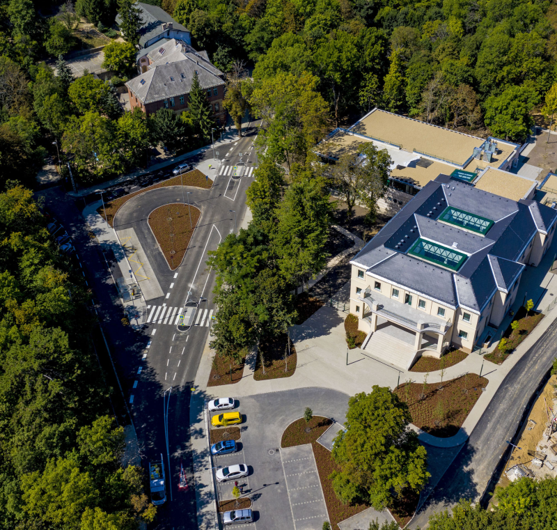 Bontás, felújítás, kiegészítés: új iskola, értékmentéssel