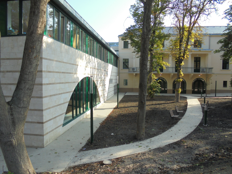 Bontás, felújítás, kiegészítés: új iskola, értékmentéssel