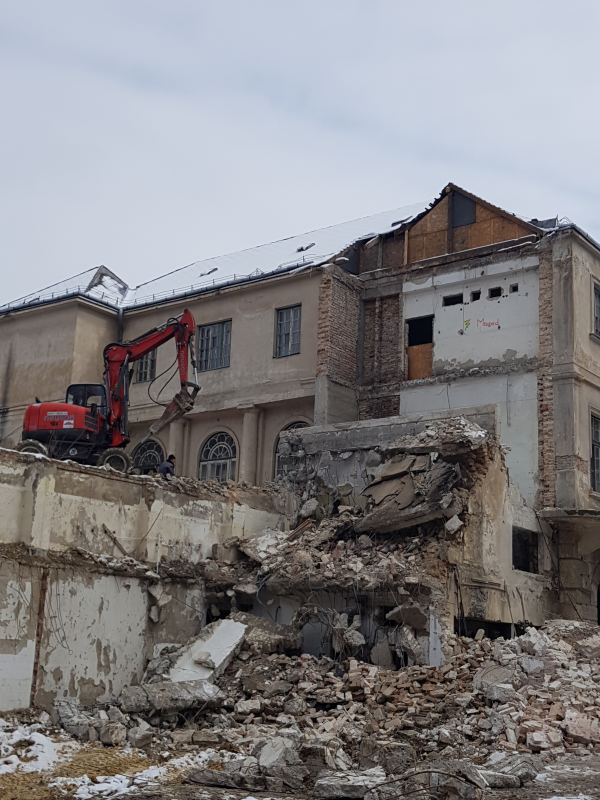 Bontás, felújítás, kiegészítés: új iskola, értékmentéssel