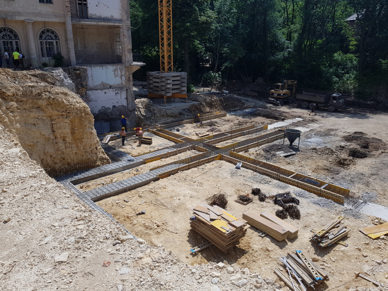 Bontás, felújítás, kiegészítés: új iskola, értékmentéssel