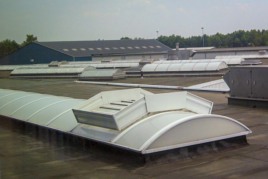 Nagy teljesítményű boltíves zsalus szellőző – egyedülálló megoldás sávos felülvilágítókhoz