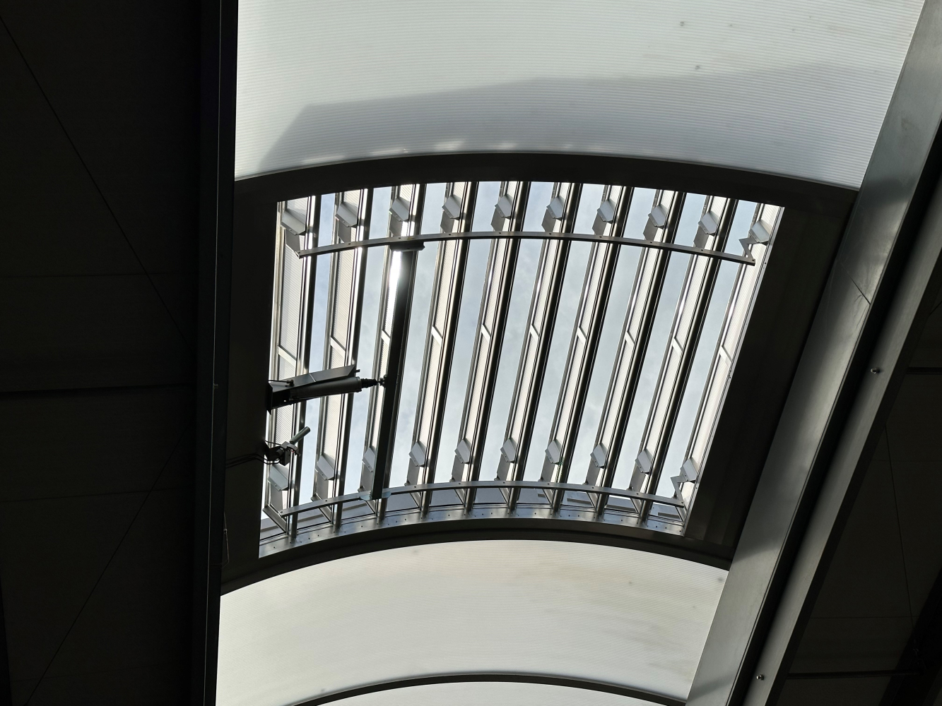 Nagy teljesítményű boltíves zsalus szellőző – egyedülálló megoldás sávos felülvilágítókhoz