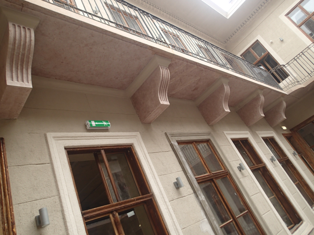 Pajtától palotáig, lépcsőtől templomig, háztól várig…