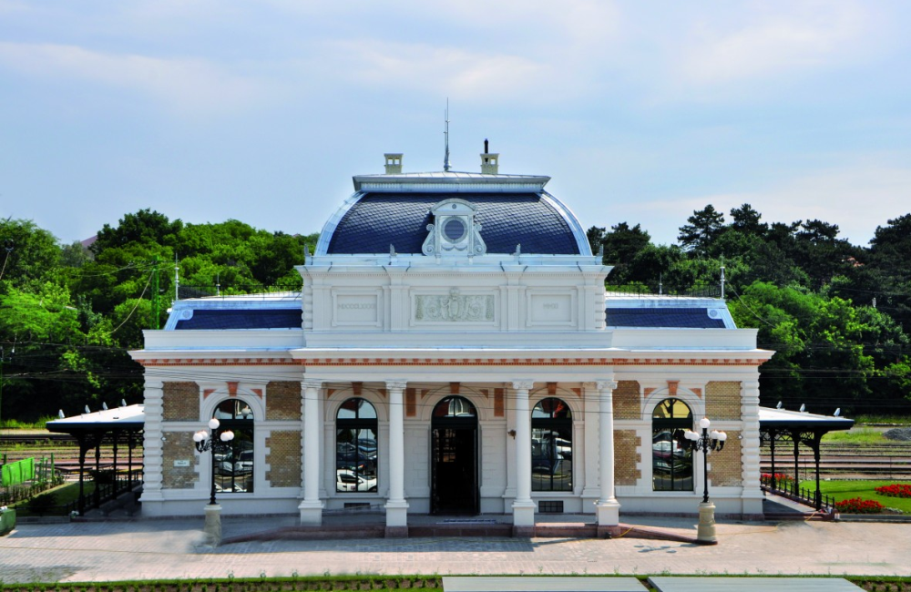 Pajtától palotáig, lépcsőtől templomig, háztól várig…