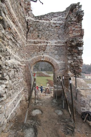 Pajtától palotáig, lépcsőtől templomig, háztól várig…