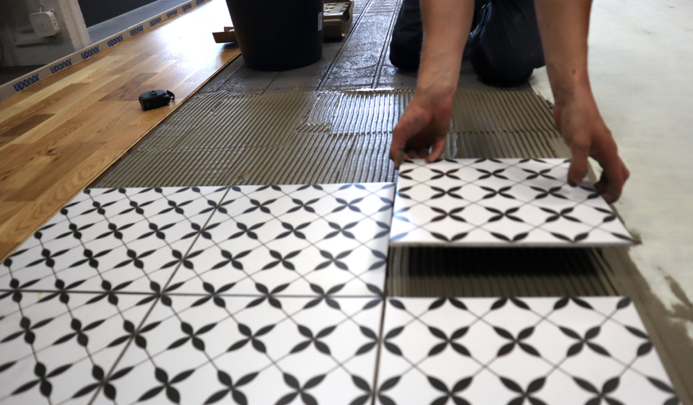 Szárazon és gyorsan telepíthető padlófűtés felújításokhoz