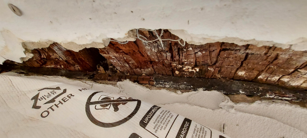 Fagerendás födém károsodása egy százhúsz éves társasházban Fagerendás födém károsodása egy százhúsz éves társasházban