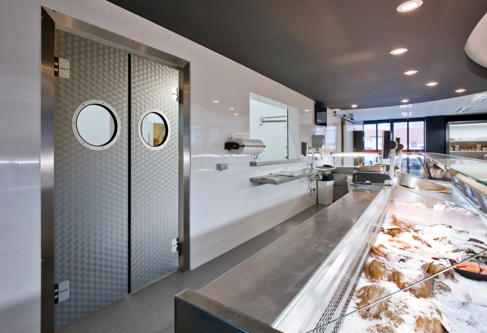 Robusztus és tartós lengőajtók polietilénből és rozsdamentes acélból