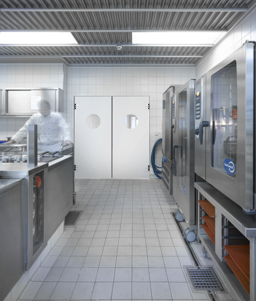 Robusztus és tartós lengőajtók polietilénből és rozsdamentes acélból