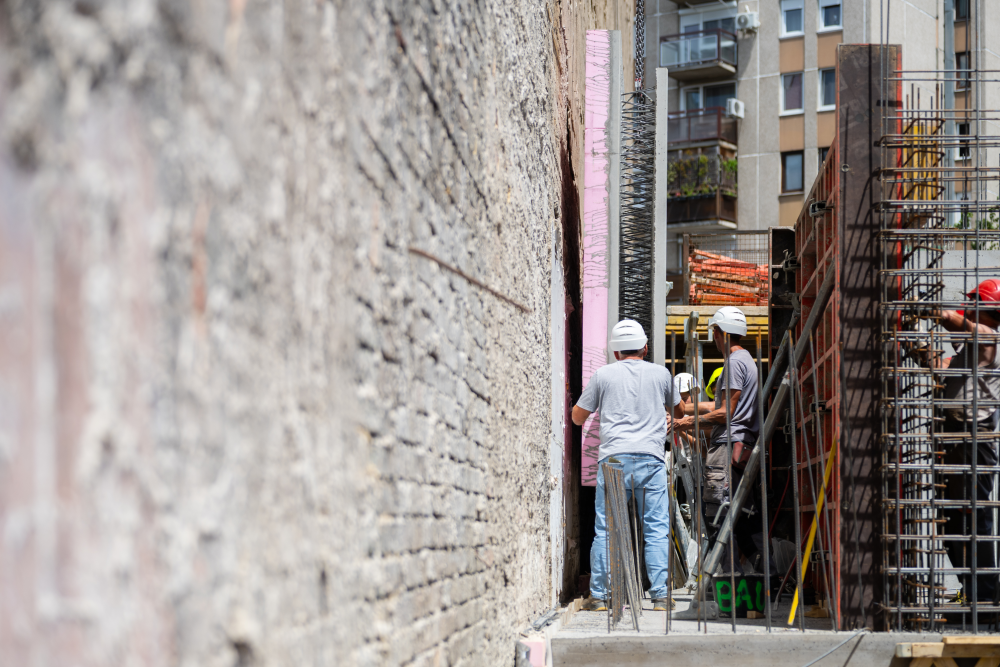 Szűk telekadottságok esetén hatékony megoldás a könnyen beépíthető, előregyártott, külső hőszigeteléssel ellátott kéregfal