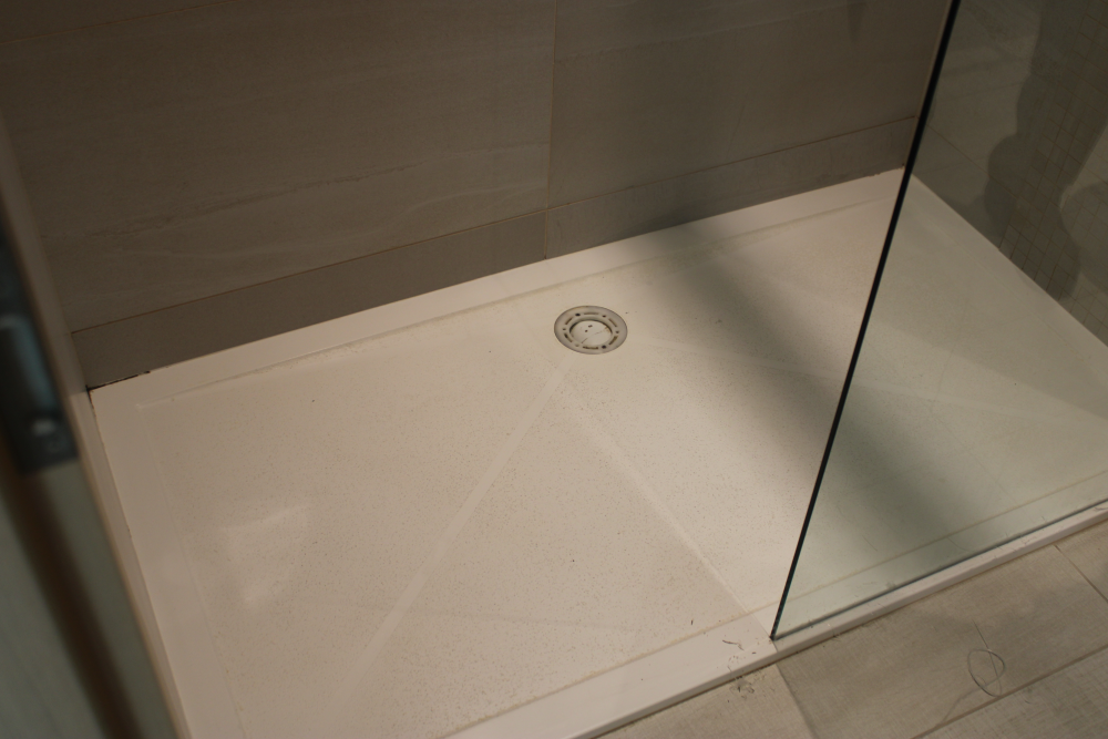 Nedvességkárok a zuhanytálcák környezetében – mi okozta a hibákat?