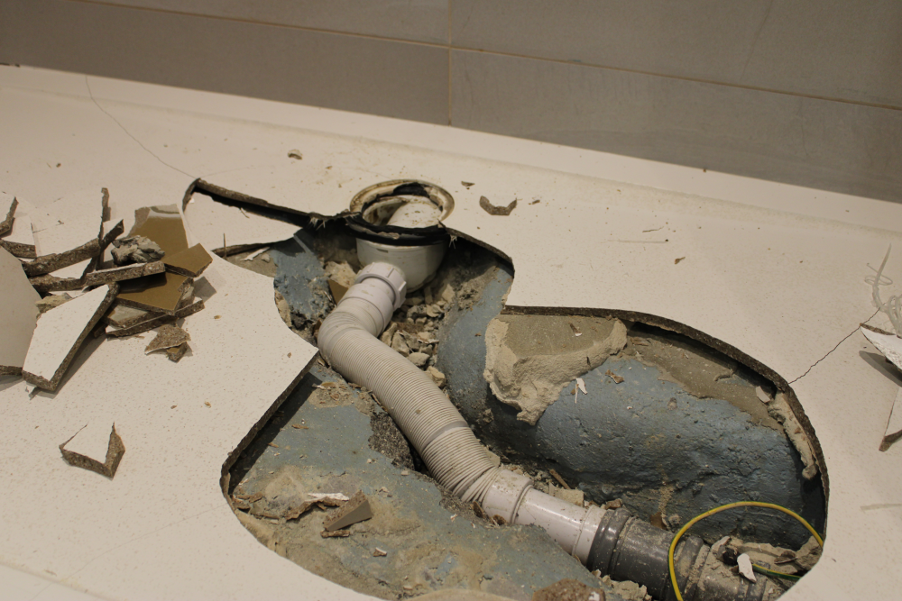 Nedvességkárok a zuhanytálcák környezetében – mi okozta a hibákat?