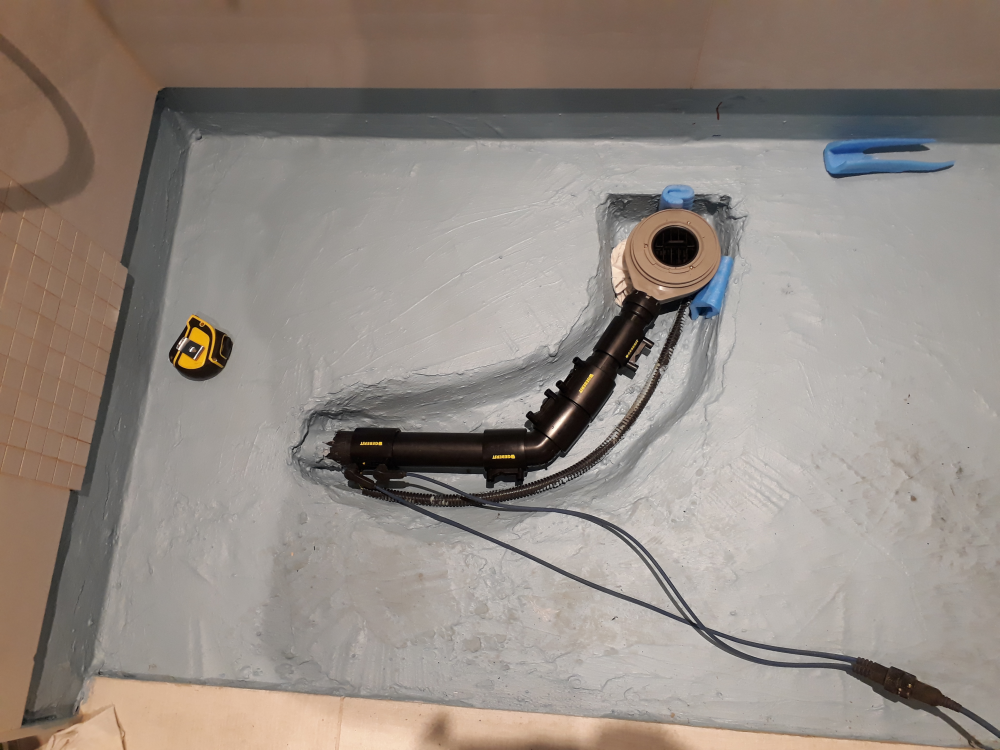 Nedvességkárok a zuhanytálcák környezetében – mi okozta a hibákat?