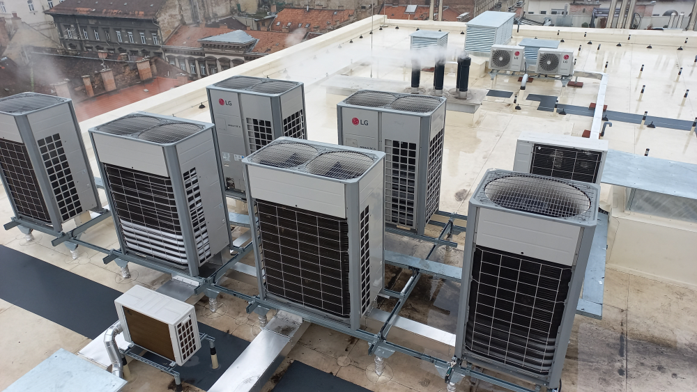 Terézvárosi tetőfelújítás: a hőszigetelés aprólékos kifaragása is lassította a munkát Terézvárosi tetőfelújítás: a hőszigetelés aprólékos kifaragása is lassította a munkát