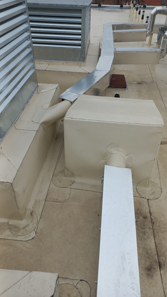 Terézvárosi tetőfelújítás: a hőszigetelés aprólékos kifaragása is lassította a munkát Terézvárosi tetőfelújítás: a hőszigetelés aprólékos kifaragása is lassította a munkát