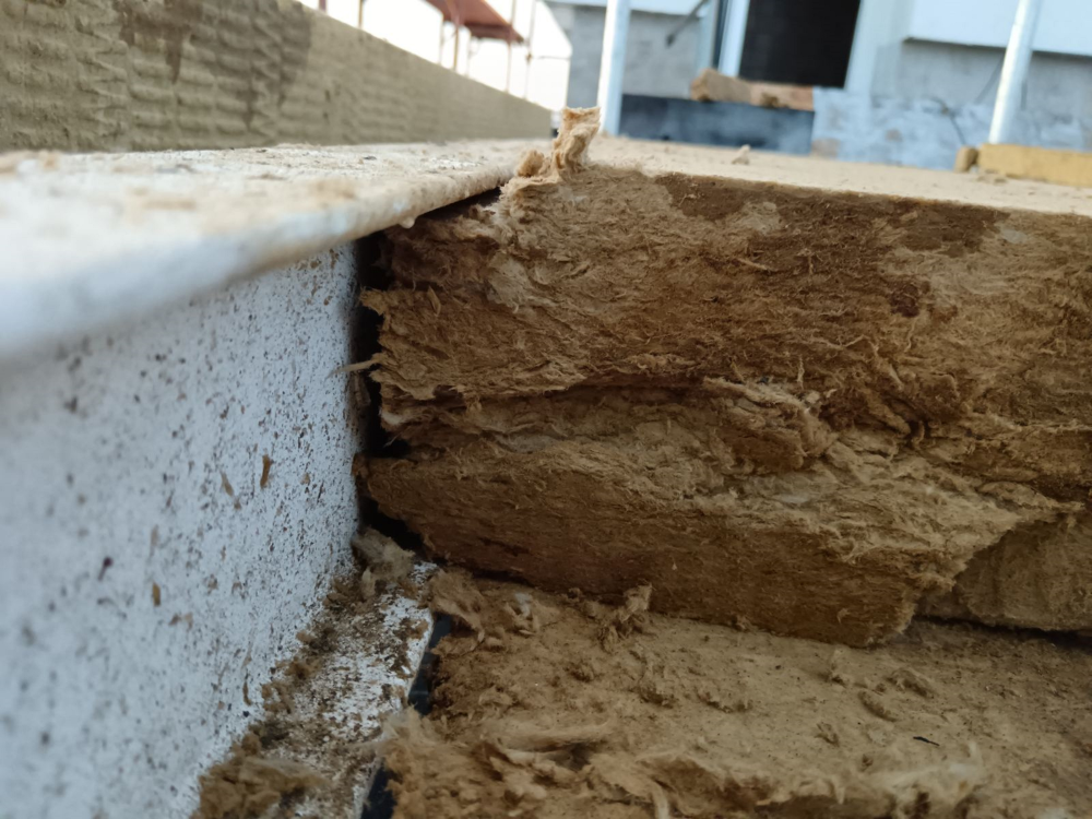 Terézvárosi tetőfelújítás: a hőszigetelés aprólékos kifaragása is lassította a munkát Terézvárosi tetőfelújítás: a hőszigetelés aprólékos kifaragása is lassította a munkát