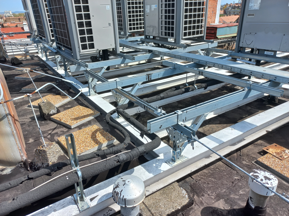 Terézvárosi tetőfelújítás: a hőszigetelés aprólékos kifaragása is lassította a munkát Terézvárosi tetőfelújítás: a hőszigetelés aprólékos kifaragása is lassította a munkát