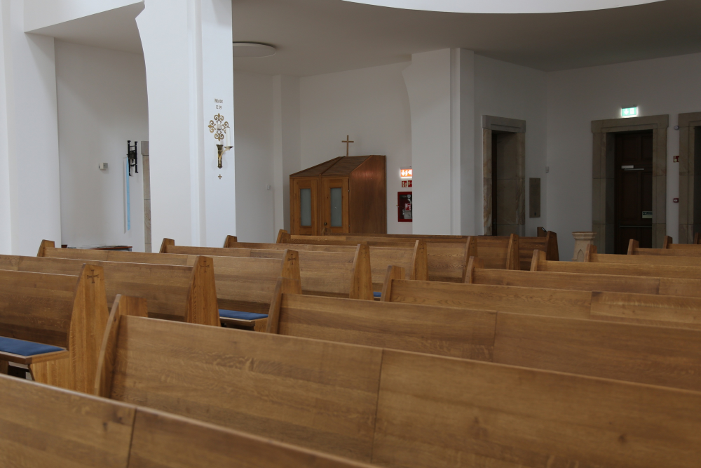 A hagyományokhoz és kötöttségekhez igazodva épült látványosan szép templom Gödöllőn