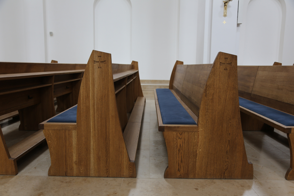 A hagyományokhoz és kötöttségekhez igazodva épült látványosan szép templom Gödöllőn