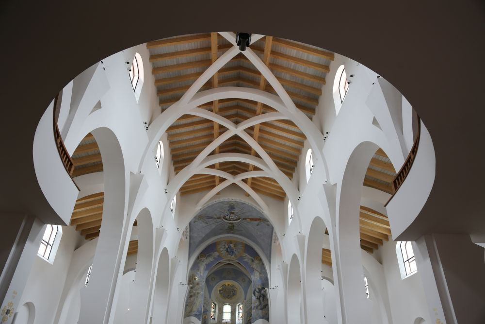 A hagyományokhoz és kötöttségekhez igazodva épült látványosan szép templom Gödöllőn