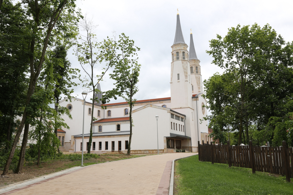 A hagyományokhoz és kötöttségekhez igazodva épült látványosan szép templom Gödöllőn