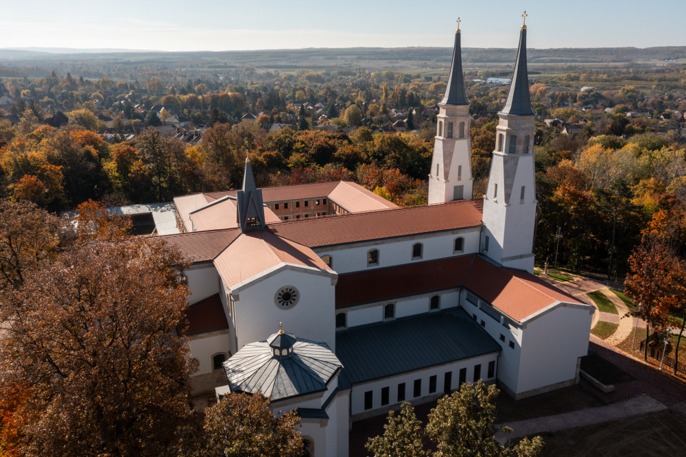 A hagyományokhoz és kötöttségekhez igazodva épült látványosan szép templom Gödöllőn