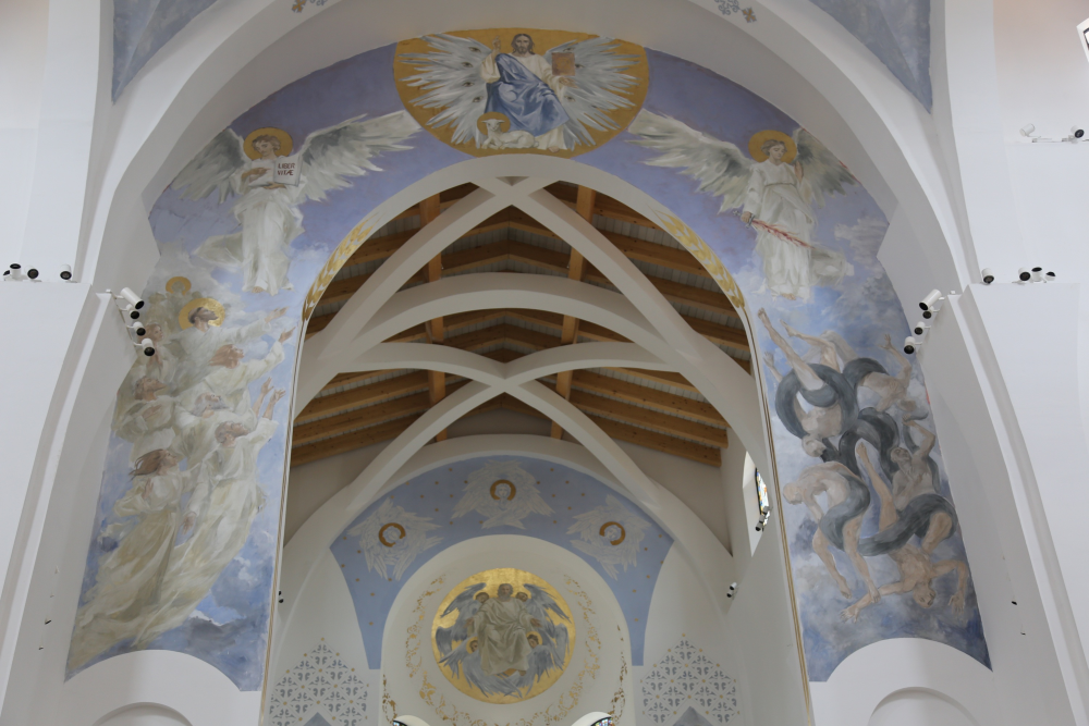 A hagyományokhoz és kötöttségekhez igazodva épült látványosan szép templom Gödöllőn