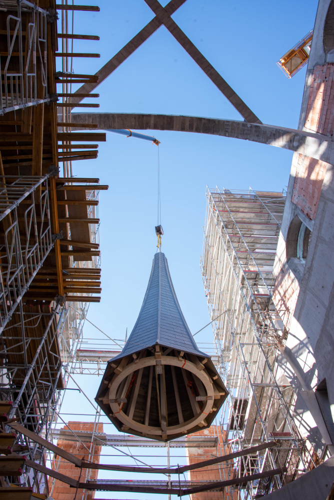 A hagyományokhoz és kötöttségekhez igazodva épült látványosan szép templom Gödöllőn