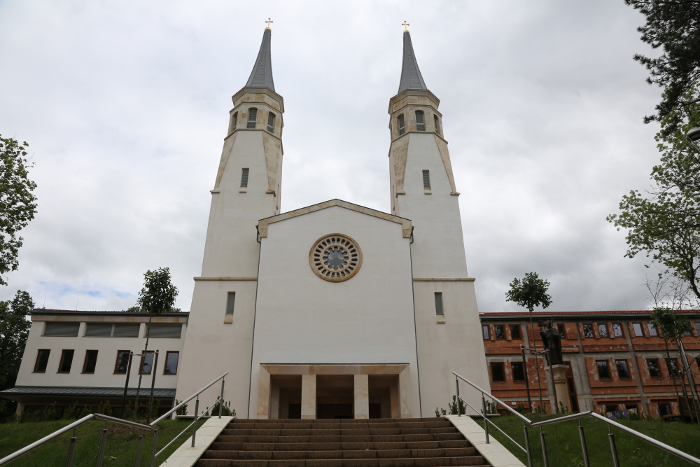 A hagyományokhoz és kötöttségekhez igazodva épült látványosan szép templom Gödöllőn