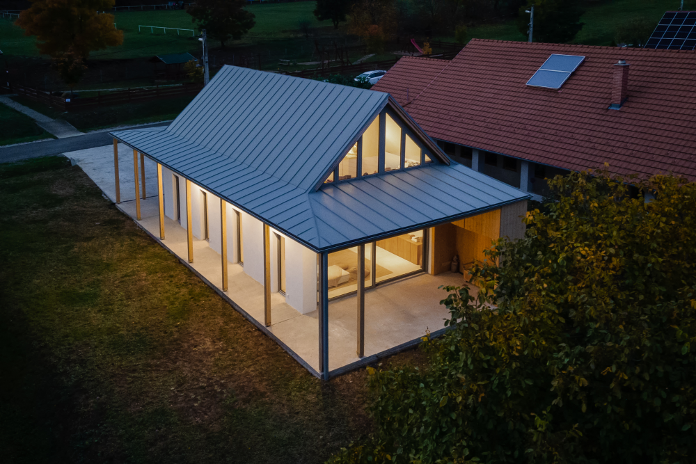 Híd a házban – kifinomult megoldások a tér tagolására