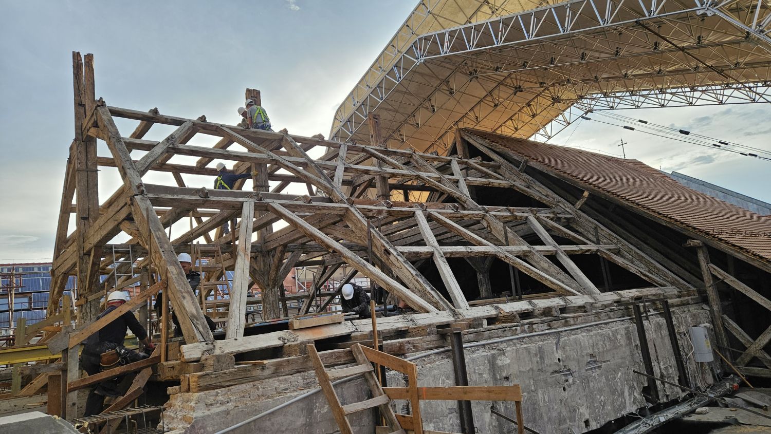 Naponta új kihívásokat tartogatott a győri bencés templom és rendház műemléki tetőszerkezetének rekonstrukciója