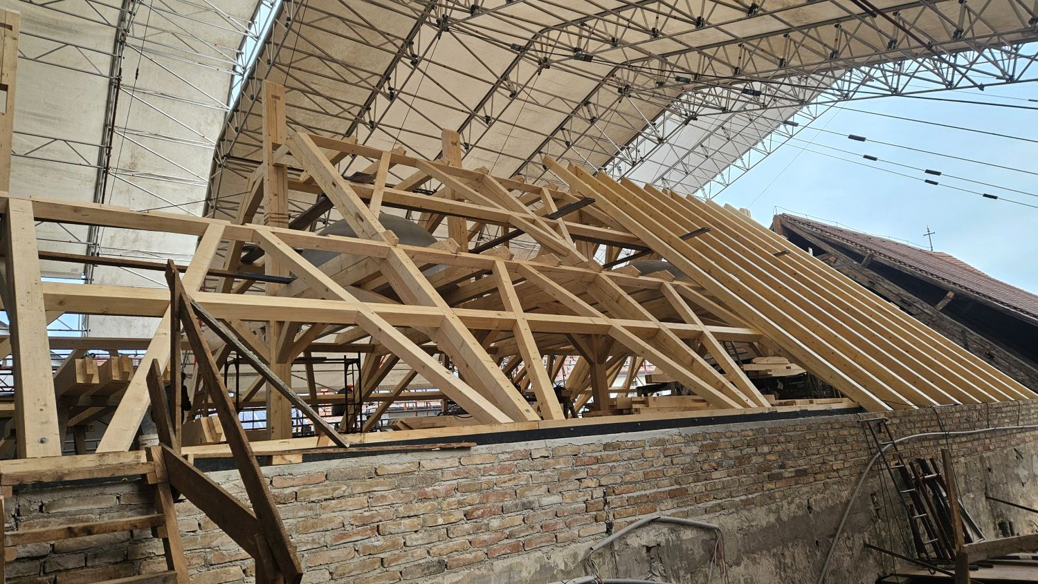 Naponta új kihívásokat tartogatott a győri bencés templom és rendház műemléki tetőszerkezetének rekonstrukciója