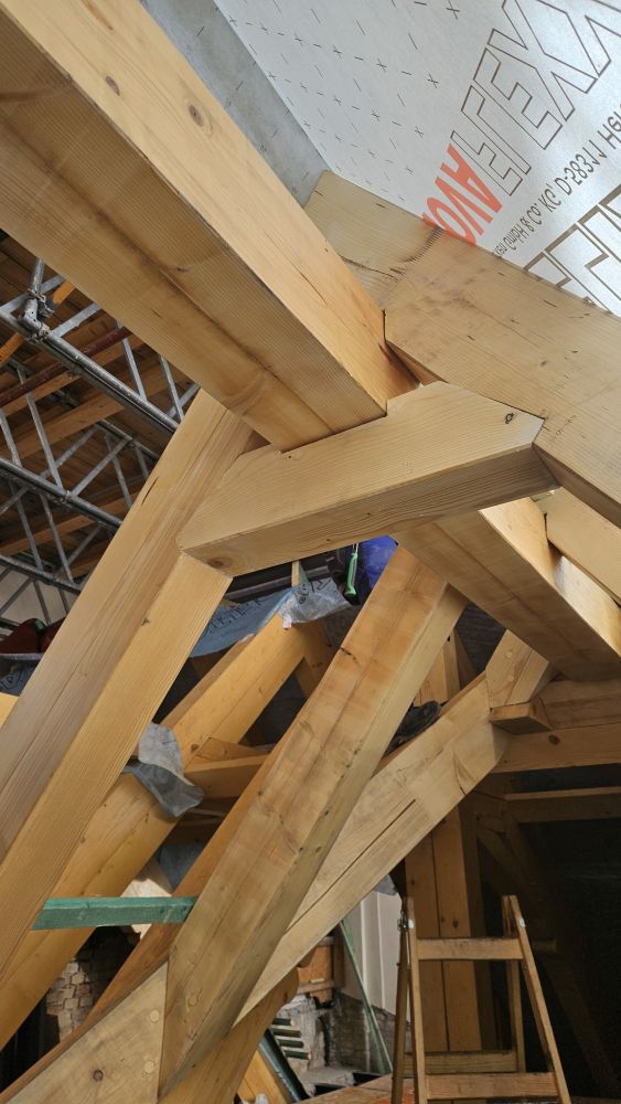 Naponta új kihívásokat tartogatott a győri bencés templom és rendház műemléki tetőszerkezetének rekonstrukciója