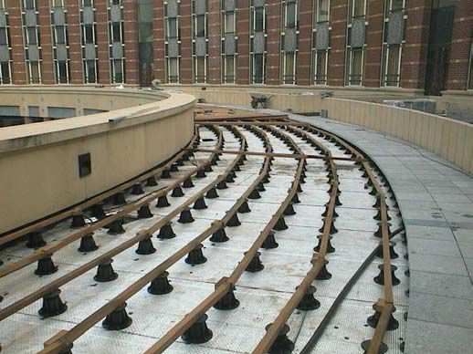 Állítható lábú kültéri álpadlórendszer