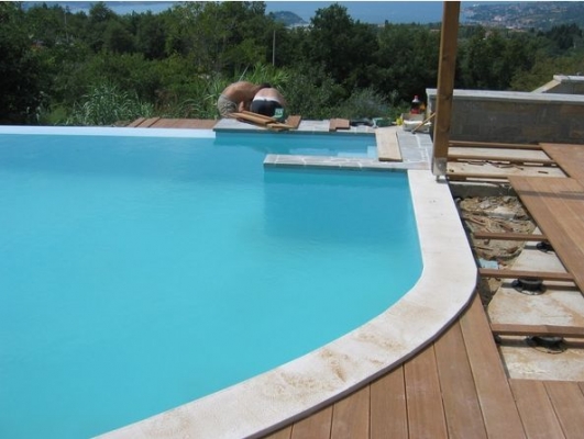 Állítható lábú kültéri álpadlórendszer