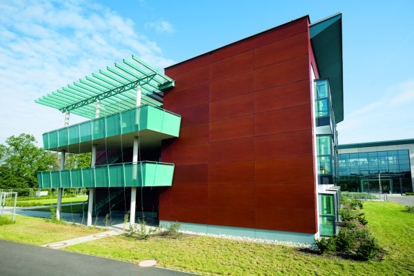 Kontrasztos színvilág, játékos kavalkád