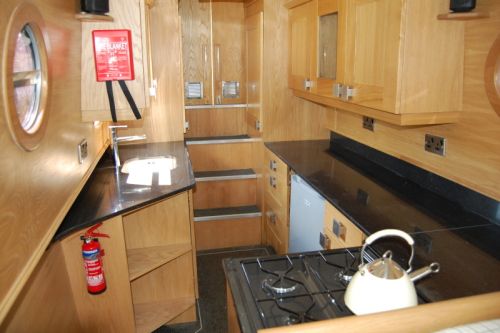 Hajóval Angliában – csatornákon, alagutakban, hidakon át Hajóval Angliában – csatornákon, alagutakban, hidakon át