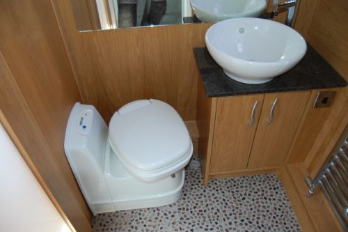 Hajóval Angliában – csatornákon, alagutakban, hidakon át Hajóval Angliában – csatornákon, alagutakban, hidakon át