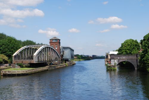 Hajóval Angliában – csatornákon, alagutakban, hidakon át Hajóval Angliában – csatornákon, alagutakban, hidakon át