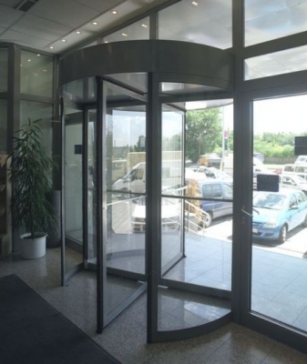 Középületek kényelmes és biztonságos bejárata