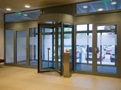 Középületek kényelmes és biztonságos bejárata